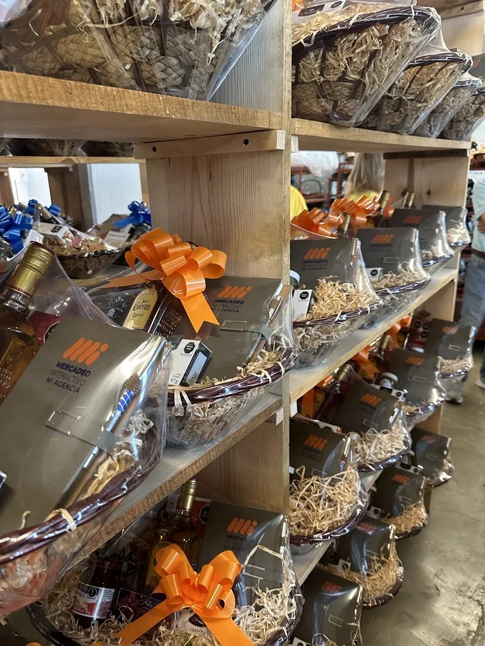 Armado y empaque de arcones navideños cancún en taller